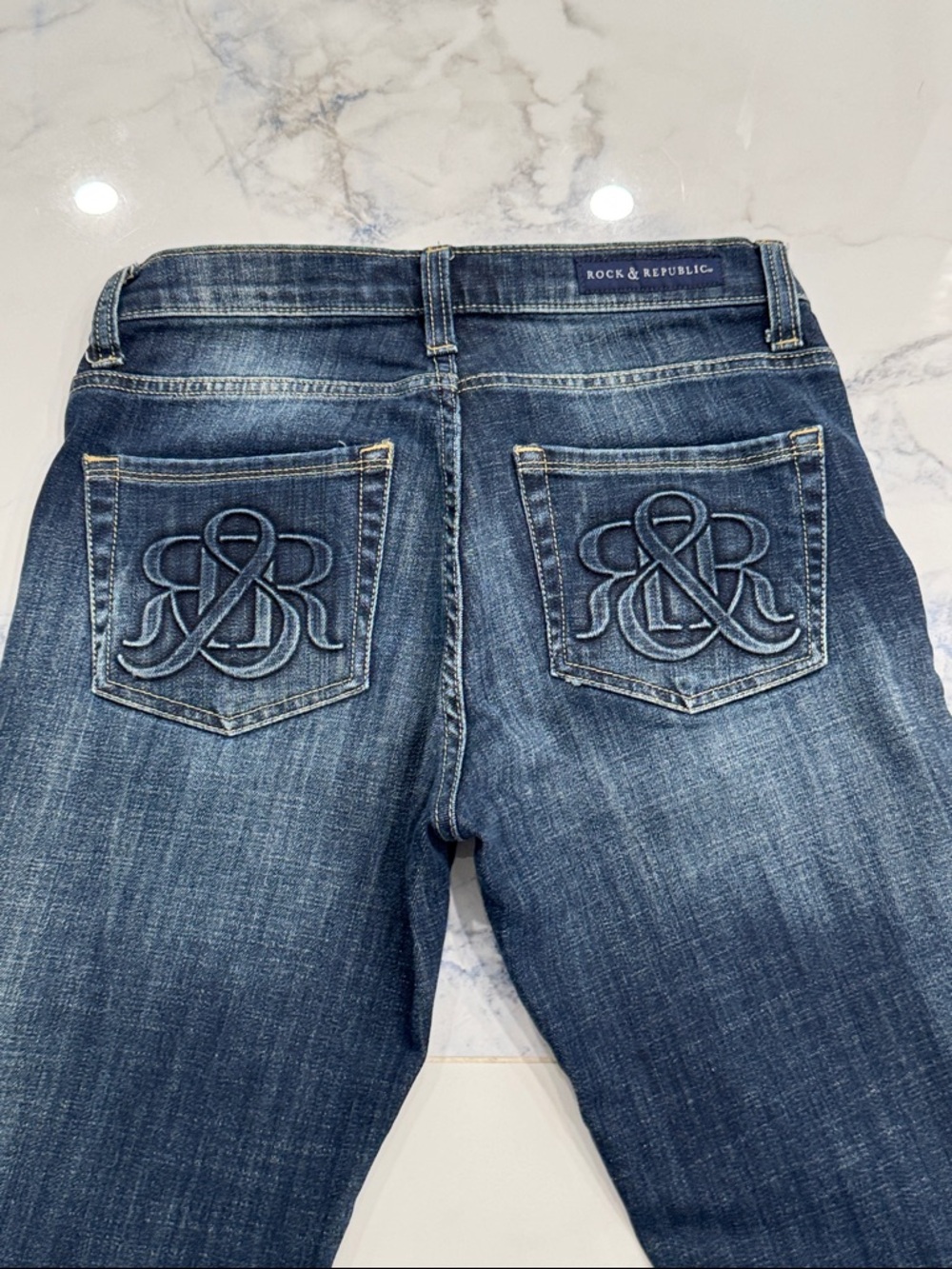 NWOT Rock & Republic Straight Leg Jeans Heat Stamp Logo Pockets size 6 mid rise